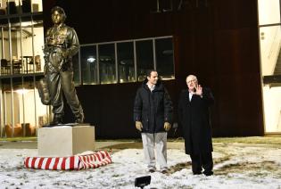 Bronze Statue Honoring Veterans Unveiled at 冰球突破豪华版游戏下载 - image